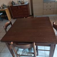 Tavolo in legno apribile con 4 sedie