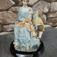 Statuetta in porcellana da collezione 