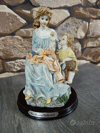 Statuetta in porcellana da collezione 