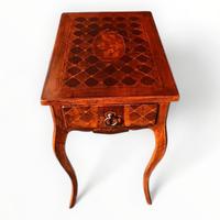 Raffinato tavolino con gambe mosse intarsiato