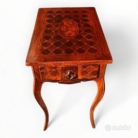 Raffinato tavolino con gambe mosse intarsiato