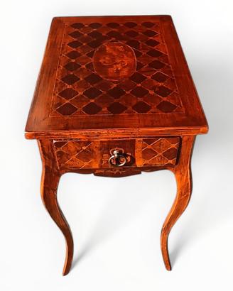 Raffinato tavolino con gambe mosse intarsiato