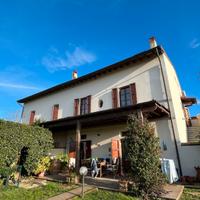 Casa - Parte di cascinale indip.te con giardino