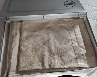Copriletto damascato beige