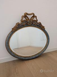 Specchio ovale vintage in legno intagliato a mano.