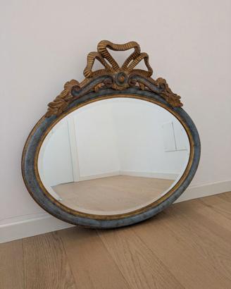 Specchio ovale vintage in legno intagliato a mano.