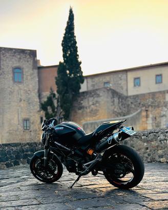 Monster 696