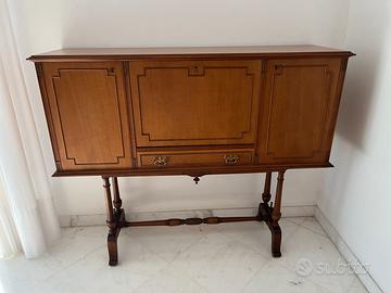 Elegante mobile bar in stile classico