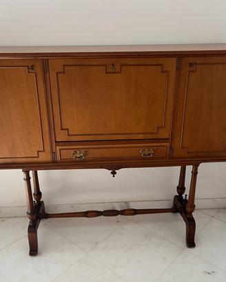 Elegante mobile bar in stile classico