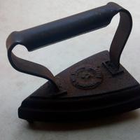 Antico ferro da stiro in ghisa e ferro