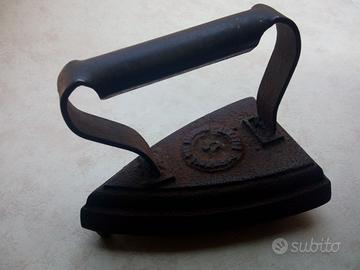 Antico ferro da stiro in ghisa e ferro