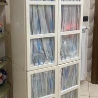 Vetrinetta bianca in legno con ante e tendine