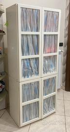 Vetrinetta bianca in legno con ante e tendine