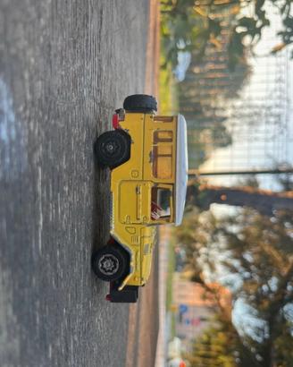 Macchina jeep, principalmente in latta