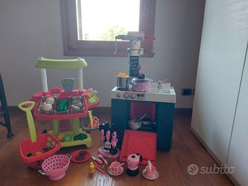 Cucina giocattolo e banco verdura con accessori