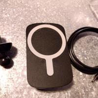 Caricabatteria wireless magnetico da casa o auto