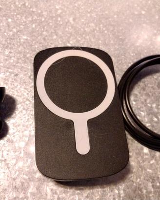 Caricabatteria wireless magnetico da casa o auto