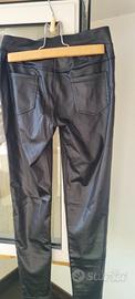 Leggings effetto ecopelle nero con strass