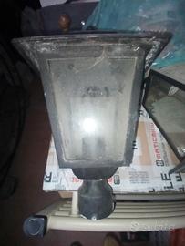 Lampada palo o muro