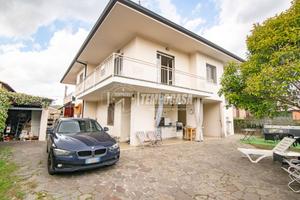 VILLA BIFAMILIARE CON GIARDINO!