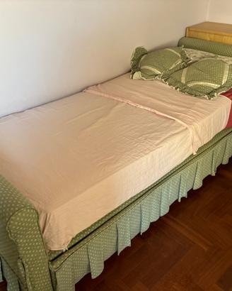 Grazioso letto singolo con letto per ospiti sotto