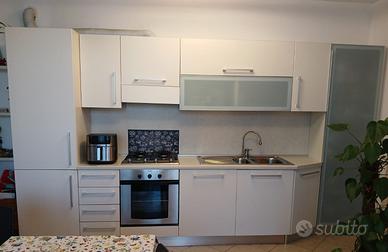 Cucina con elettrodomestici