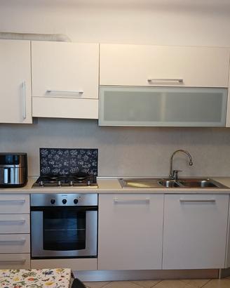 Cucina con elettrodomestici