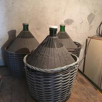 Damigiana da vino e bottiglie da vino