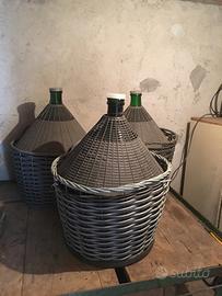 Damigiana da vino e bottiglie da vino