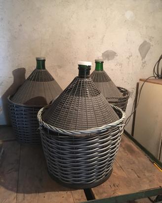 Damigiana da vino e bottiglie da vino