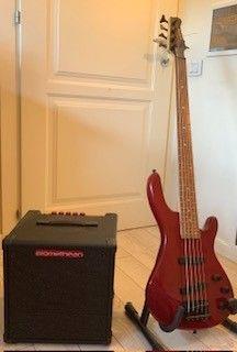 basso elettrico e amplificatore