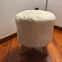 sgabello/pouf peloso bianco con gambe in legno