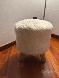 sgabello/pouf peloso bianco con gambe in legno