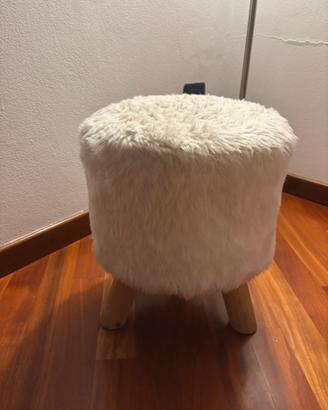 sgabello/pouf peloso bianco con gambe in legno