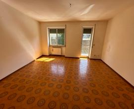 Ben esposto, con garage, in viale Sardegna