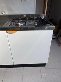 Cucina a gas completa di frigo