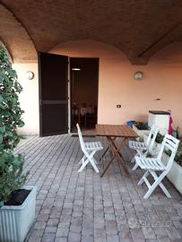 Bilocale arredato con patio esterno