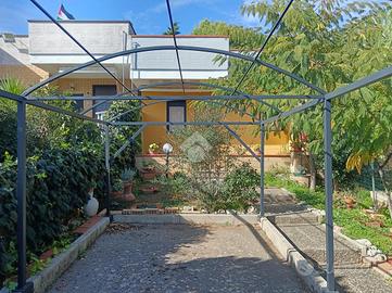 VILLA A SCHIERA A CASSANO DELLE MURGE