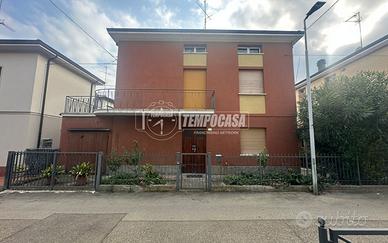 Casa indipendente da ristrutturare con giardino pr