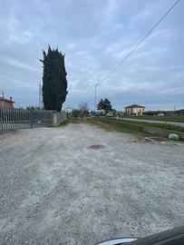 Piccolo spazio davanti alla strada principale