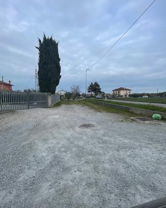 Piccolo spazio davanti alla strada principale