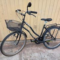 Bici da donna con portapacchi, cestino ecc