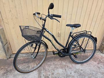 Bici da donna con portapacchi, cestino ecc