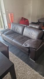 divano in pelle  con pouf 
