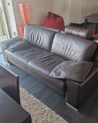 divano in pelle  con pouf 