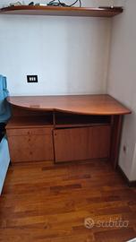 Scrivania ad angolo in legno con cassetti