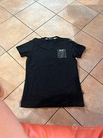 T-shirt DRTCH Nera con Tasca e Dettaglio Manica ✨