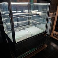 Vetrina pasticceria nuova ''in promo''