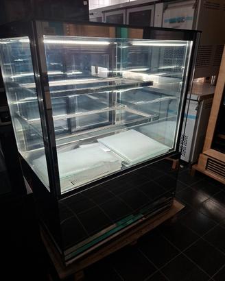 Vetrina pasticceria nuova ''in promo''