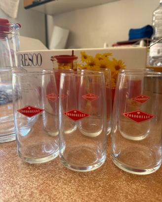 Caraffa con bicchieri